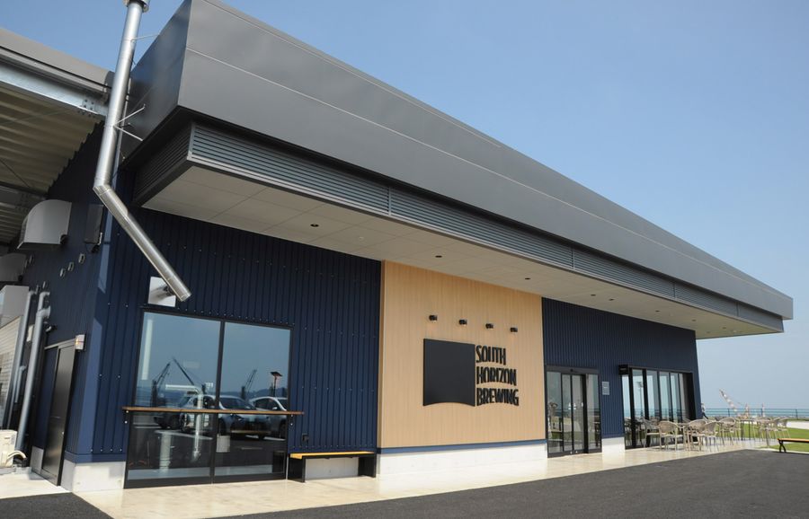 土佐湾を望む高台に整備された店舗