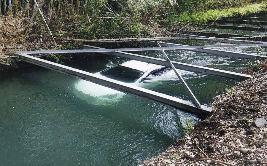 あじさい街道近くの用水路に車が転落し、沈んだ（３月３１日、香南市野市町父養寺＝読者提供）