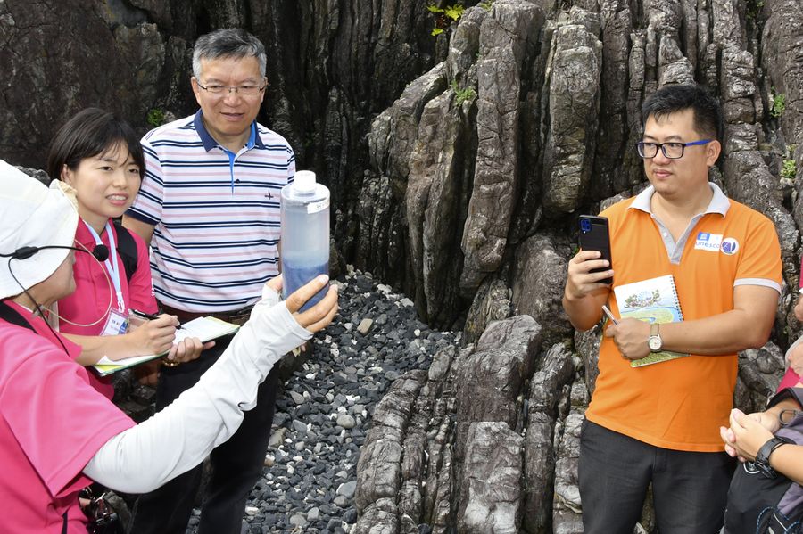 現地調査でボランティアガイドの説明を受ける世界ジオパーク認定審査員（室戸市の室戸岬）