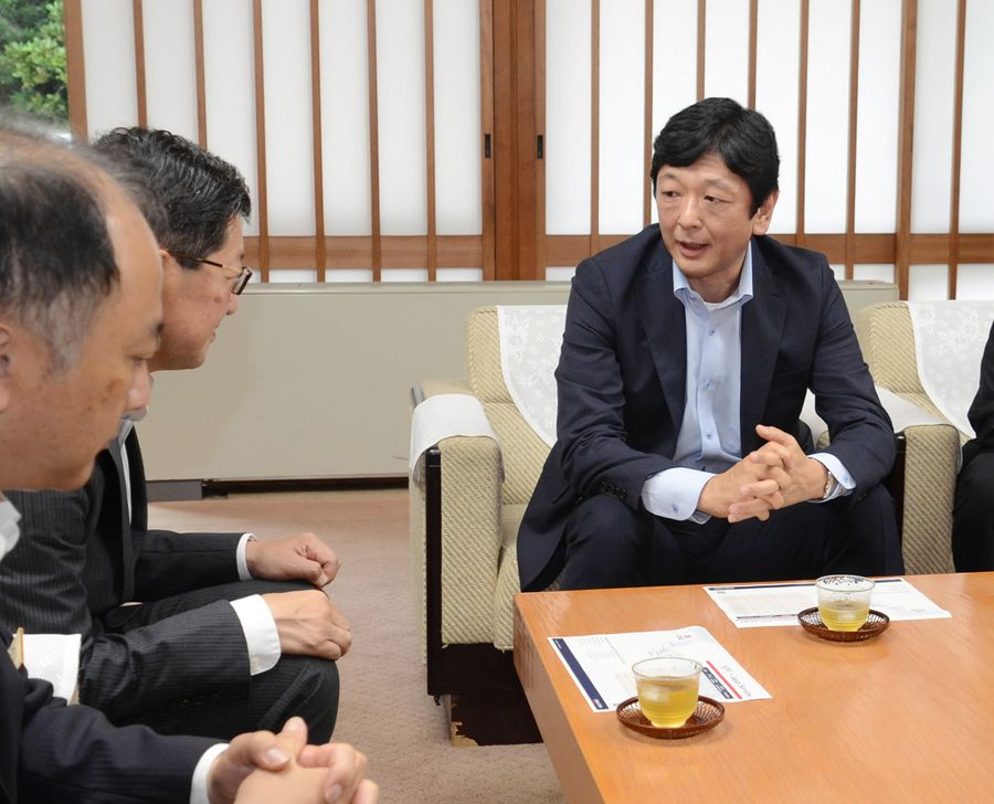 「新しい港への就航はわくわくする」と話す内田秀樹社長（県庁）