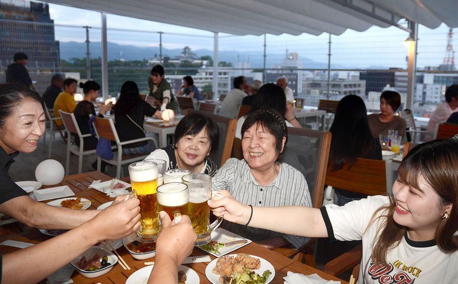 2年ぶりとなった屋上ビアガーデンで乾杯する客(高知市升形のオリエントホテル高知)