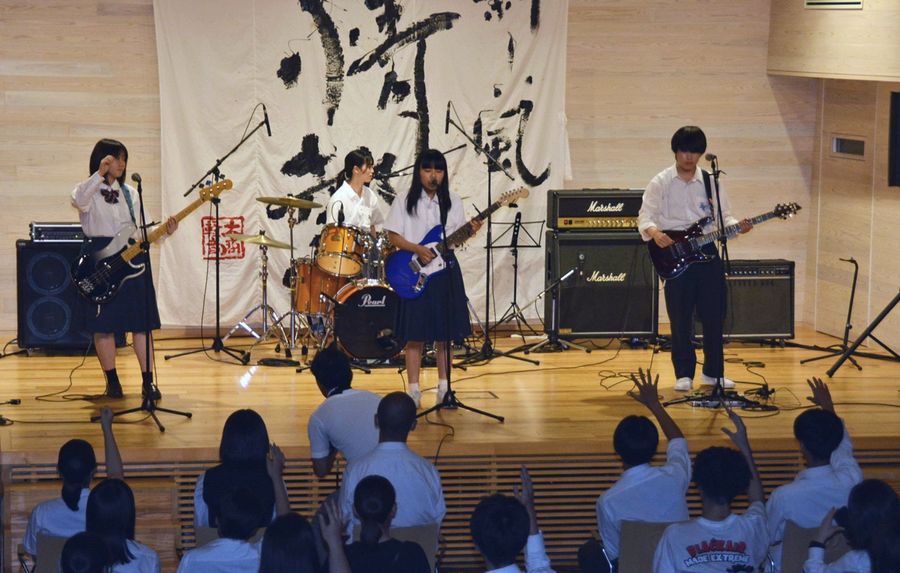中高生ら９組が演奏を披露した初の合同音楽祭（いの町役場）