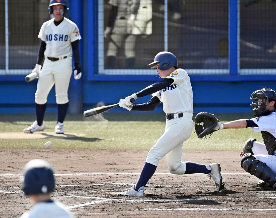 【伊野商―高専】２回裏伊野商無死三塁、吉井の右前適時打で２―１と勝ち越す。次打者岡村、捕手長崎（春野球場＝森本敦士撮影）