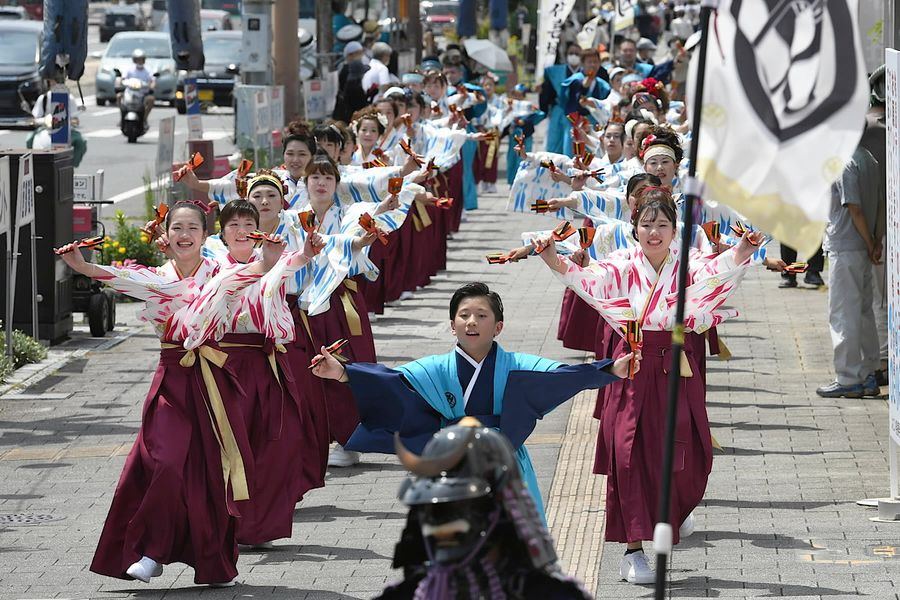 ２０２２年の特別演舞。「表現や」の手掛けた衣装で踊るよさこいチーム