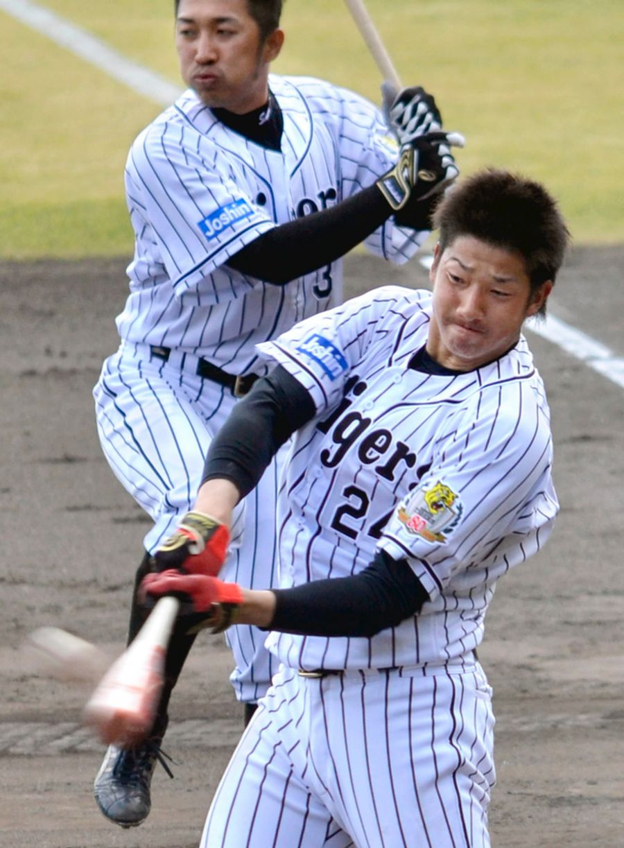 ロングティー打撃で快音を響かせる横田慎太郎（安芸球場）