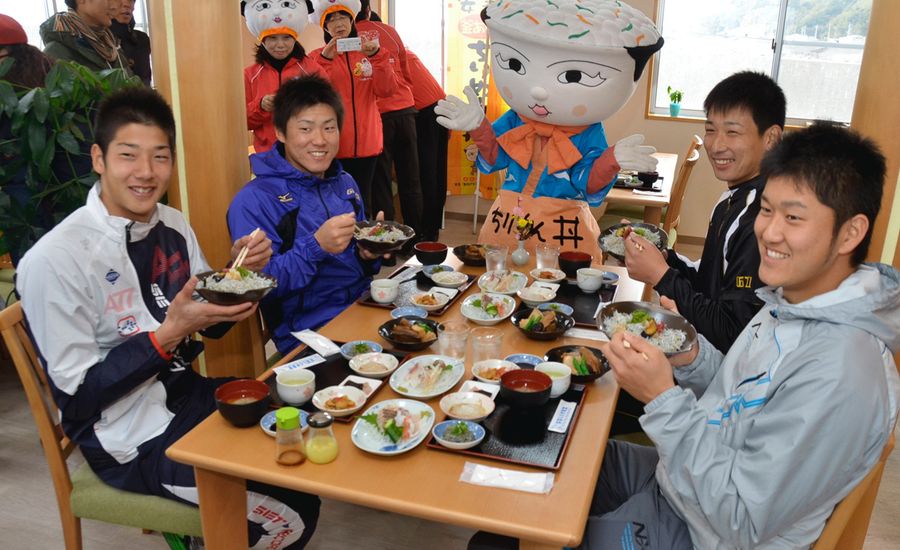 ちりめん丼を味わう阪神新人の４人（安芸市西浜）