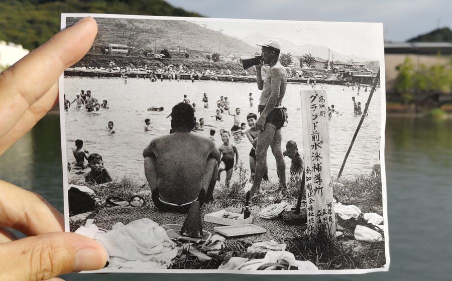 １９５７年の鏡川は遊泳場のようにたくさんの子どもたちが水泳を楽しんでいた