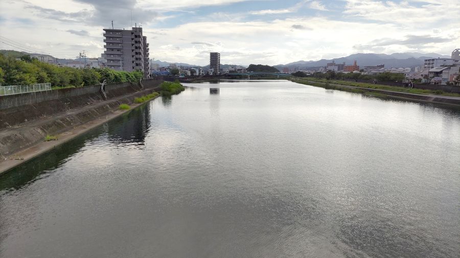 現在の鏡川。柳原橋から上流を望む