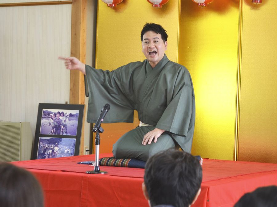 古里の住民や小学生らに落語を披露した三遊亭まんとさん(四万十町黒石の黒石宅老所「百花」)