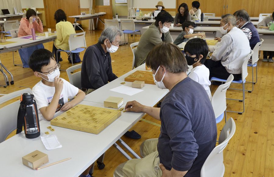 多世代の参加者が将棋を楽しむ教室（写真はいずれも南国市里改田の三和防災コミュニティーセンター）