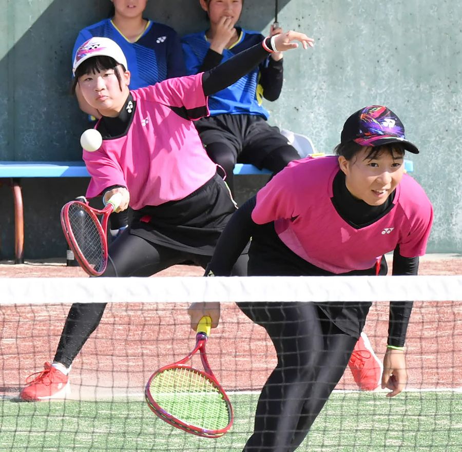 【女子団体決勝リーグ】４１年ぶりに優勝した春野の岡部玲＝後方・岡部こペア（東部コート＝河本真澄撮影）