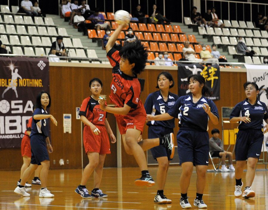 【女子決勝　土佐―城北】前半、土佐・関＝中央＝がシュートを放つ（県民体育館＝山崎道生撮影）