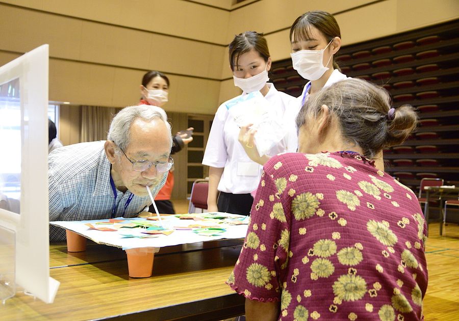 学生が考案したフレイル予防ゲームに挑戦する高齢者ら（大月町農村環境改善センター）