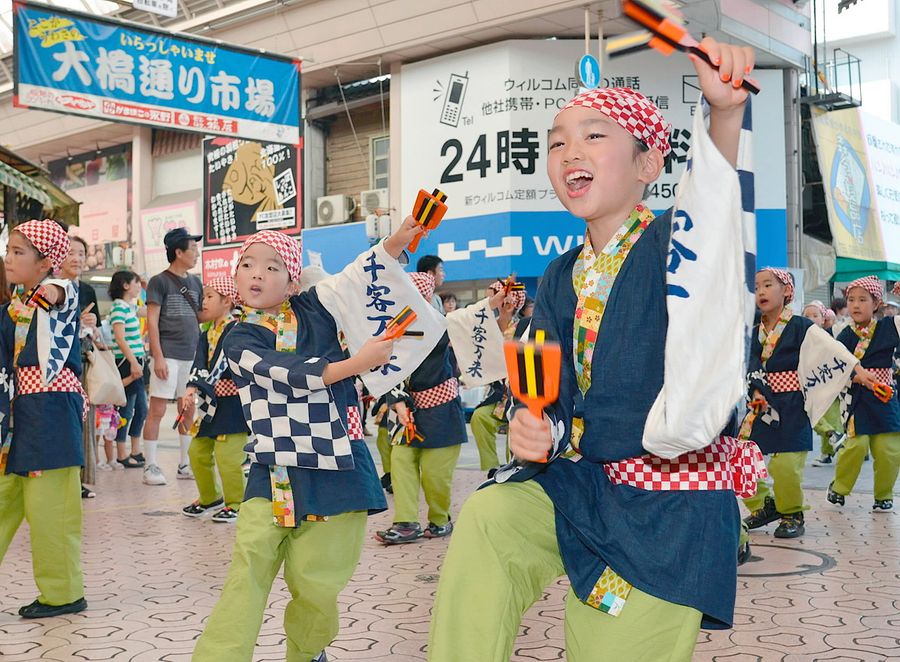 ２０１２年の帯屋町筋ジュニア隊。当時、閉校を控えた追手前小の校歌を取り入れた楽曲で踊った