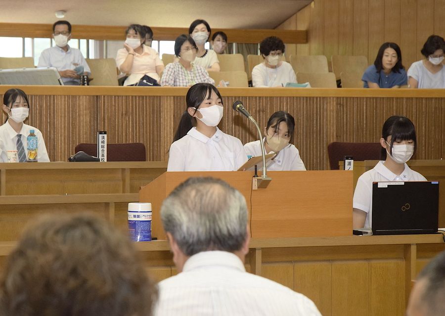 須崎市の課題について執行部をただす中高生(同市議会議場)