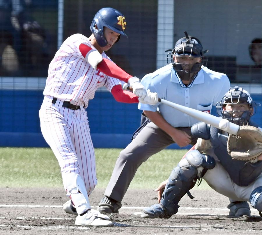 【中央―高知】６回表中央２死一、二塁、副島が中前に適時打を放ち、この回４点目を挙げる。捕手高木（春野球場＝河本真澄撮影）