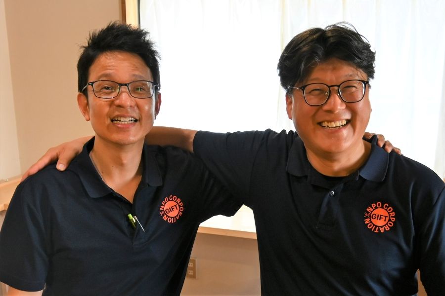 ＮＰＯ法人「ＧＩＦＴ」の公文清水さん（左）と真鍋大輔さん。子育て支援事業に携わっています