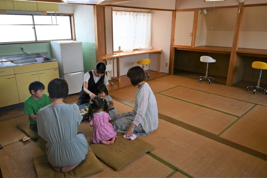 子どもが遊べるスペースも用意。奥の作業机は押し入れを再利用しました