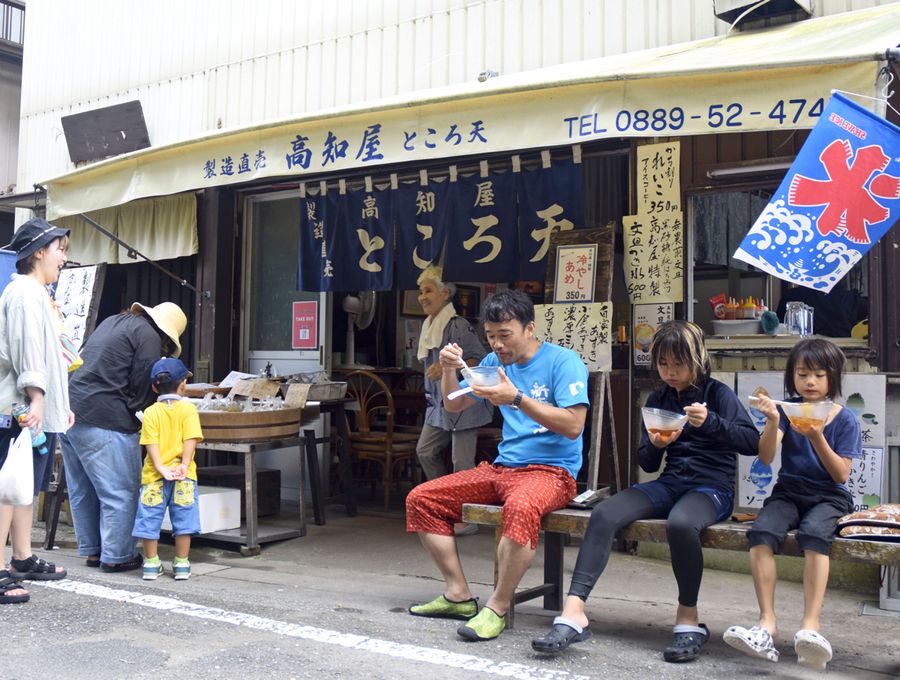 漁師町に涼を届ける高知屋。海水浴客も一息つく