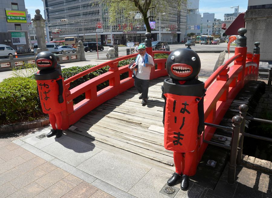 「どーこだ？」。播磨屋橋の欄干と一体化する「はりまとやばし」（高知市はりまや町１丁目）