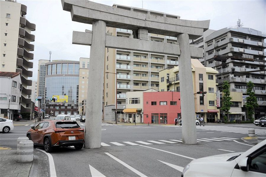 藤崎八旛宮の参道と国道3号の交差点。写真左端の左折レーンが、特に幅が狭くなっている=熊本市(画像の一部を加工しています)