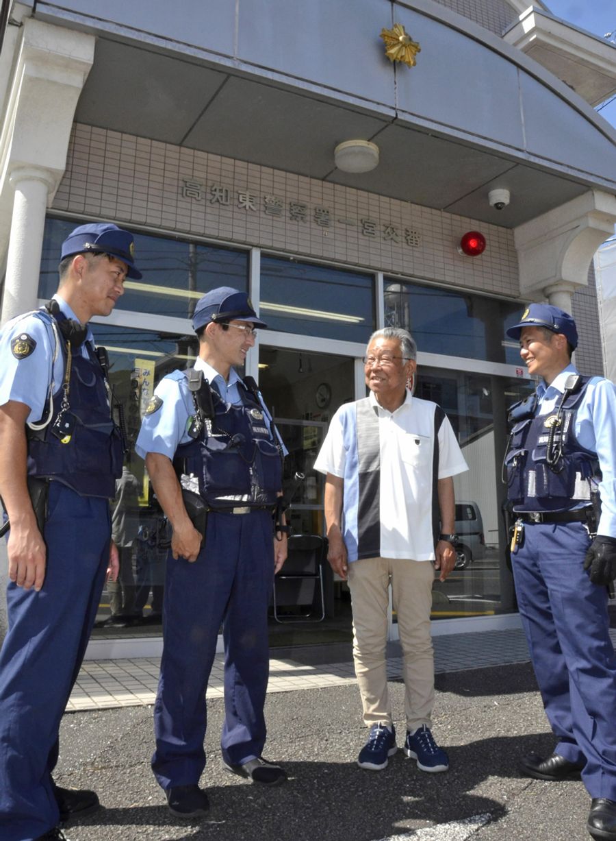 ふれあいまつりに尽力してきた大久保正司さん＝右から２人目（写真はいずれも高知市一宮中町３丁目）