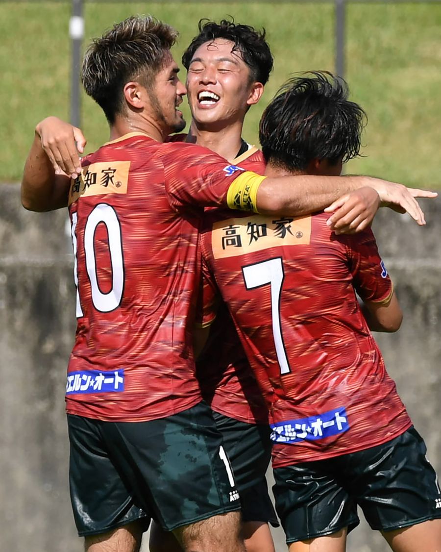 【高知ユナイテッドＳＣ―マルヤス岡崎】前半４５分、高知Ｕ・高野の左ＣＫを今井那＝中央＝が蹴り込んで２―１と勝ち越し、チームメートと喜び合う　（春野陸上競技場＝河本真澄撮影）