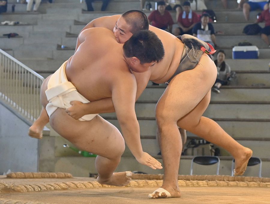 【団体決勝　明徳―野村】大将戦、明徳・アディテヤ＝右＝が上手投げで野村・宇都宮を破り、意地を見せる（春野相撲場＝佐藤邦昭撮影）