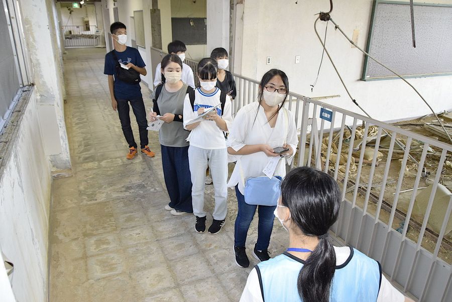 被災した気仙沼向洋高校の旧校舎を見学する生徒たち（宮城県気仙沼市波路上瀬向）