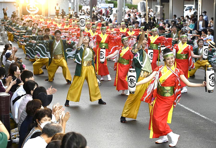 １２チームのよさこい鳴子踊りが披露された安芸納涼市民祭（安芸市久世町）