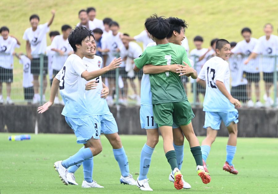 【サッカー準決勝　高知―今治東】ＰＫ戦を制し喜ぶ高知イレブン（香川県総合運動公園）