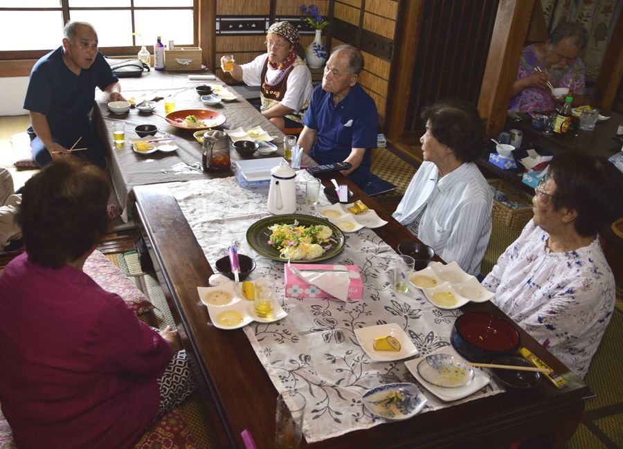 月に２回は島民たちが一緒に食事をする。この日の話題の中心は盆の伝統行事「施餓鬼」（写真はいずれも宿毛市の鵜来島）