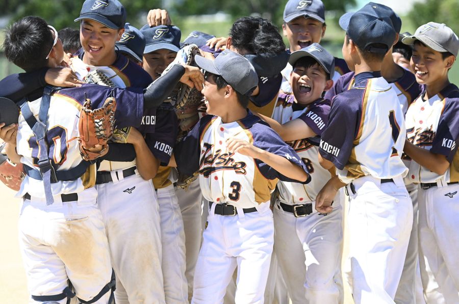 【決勝　大正・窪川―池川・仁淀・尾川】高知県勢同士の壮絶な打撃戦を制し、優勝を喜ぶ大正・窪川ナイン（香川県土器川公園）