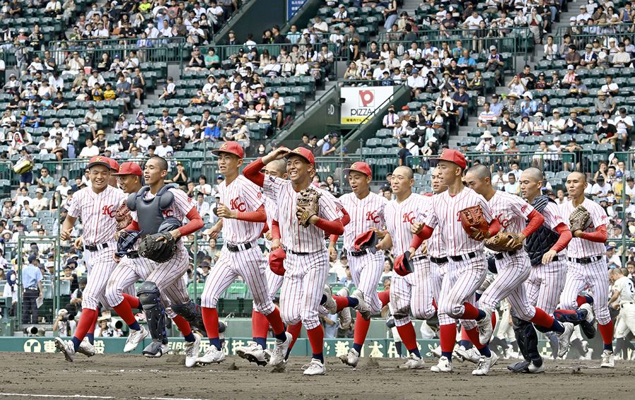 川之江を破って甲子園初勝利を挙げ、笑顔で駆け出す高知中央ナイン（甲子園＝佐藤邦昭撮影）