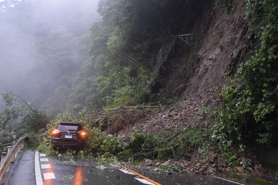 国道１９７号沿いの斜面が崩れ、土砂が道路をふさいだ（８日午前５時４０分ごろ、津野町新土居）