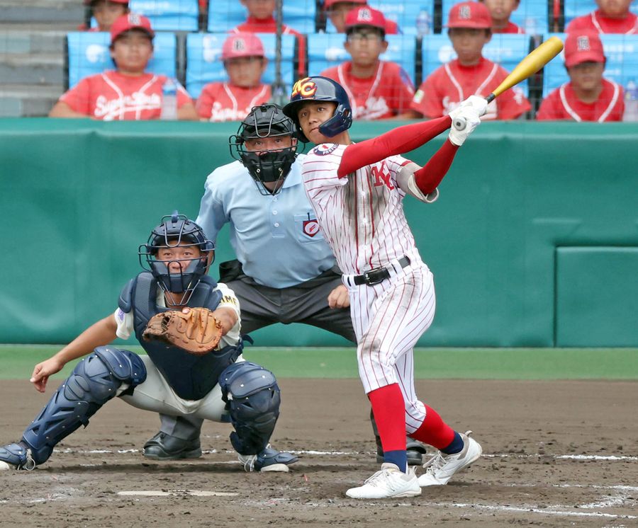 【川之江―高知中央】5回裏高知中央2死二塁、謝がセンターオーバーの適時二塁打を放ち、8―1とリードを広げる。捕手鈴木(写真はいずれも甲子園)