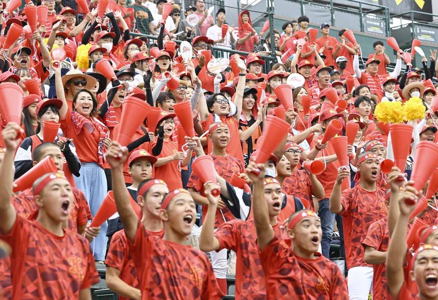 初めてのアルプス席から選手たちを応援する高知中央高の応援団（甲子園球場＝佐藤邦昭撮影）