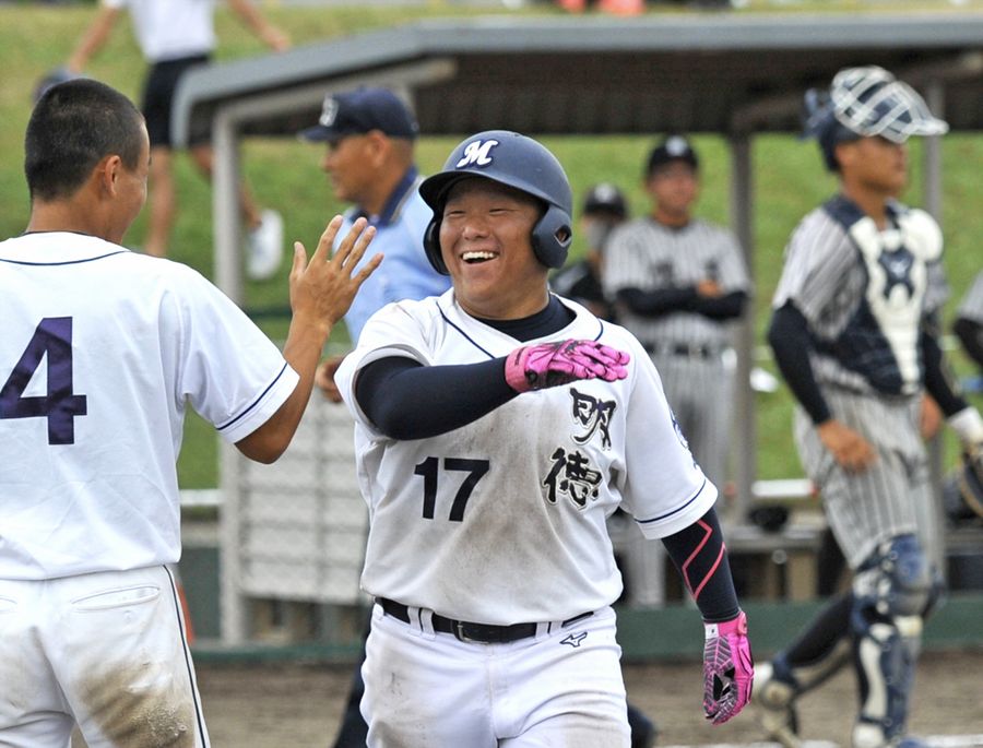 【男子準々決勝　明徳―熊本工】７回表明徳２死一塁、大岡がこの試合２本目の本塁打となる２ランを放ち８―４。中山（４）の出迎えを受ける（石狩市スポーツ広場）