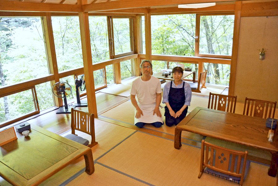 店の周りは緑が一面。川の音、鳥のさえずり、夏はセミの声も聞こえる