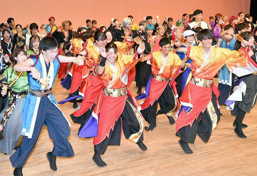 全国の仲間と踊る大学生たち（高知市本町４丁目の県民文化ホール＝河本真澄撮影）