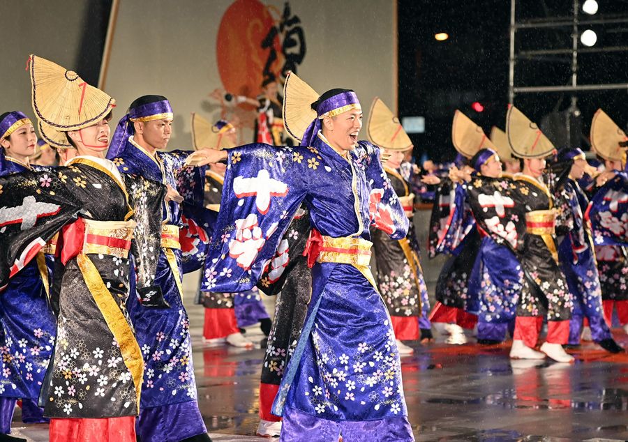 高知に戻った山根祥さん（中央）。９日の前夜祭で踊る喜びを爆発させた（高知市の中央公園＝森本敦士撮影）