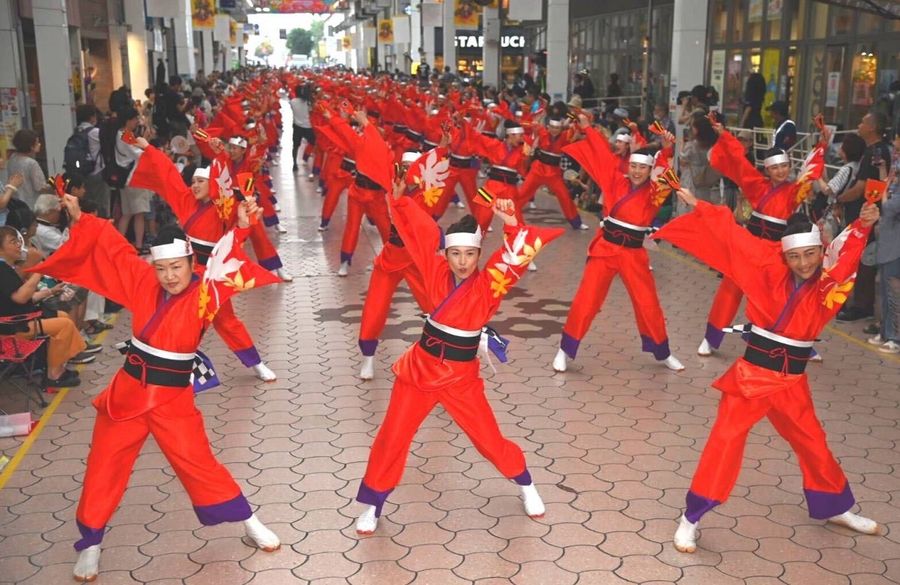 よさこい本番スタート。威勢よく踊る踊り子たち（高知市帯屋町２丁目）