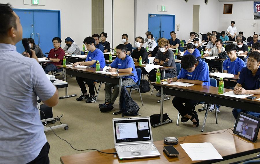 セミナーで室戸春ぶりのブランド力向上策を学ぶ漁師ら（室戸市役所）