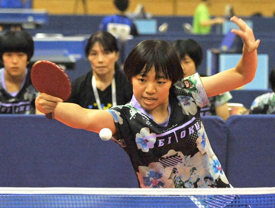 【女子団体準々決勝　横浜隼人―明徳】横浜隼人・遠藤凜に３―２で競り勝ち、チームのベスト４進出を決めた明徳の第３単・渡辺