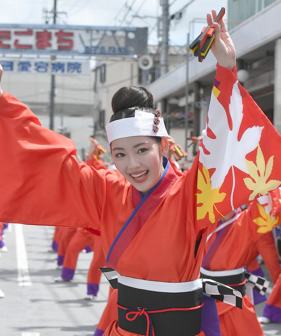 輝く笑顔でキレキレの踊りを披露する中村里帆さん（愛宕競演場＝河本真澄撮影）