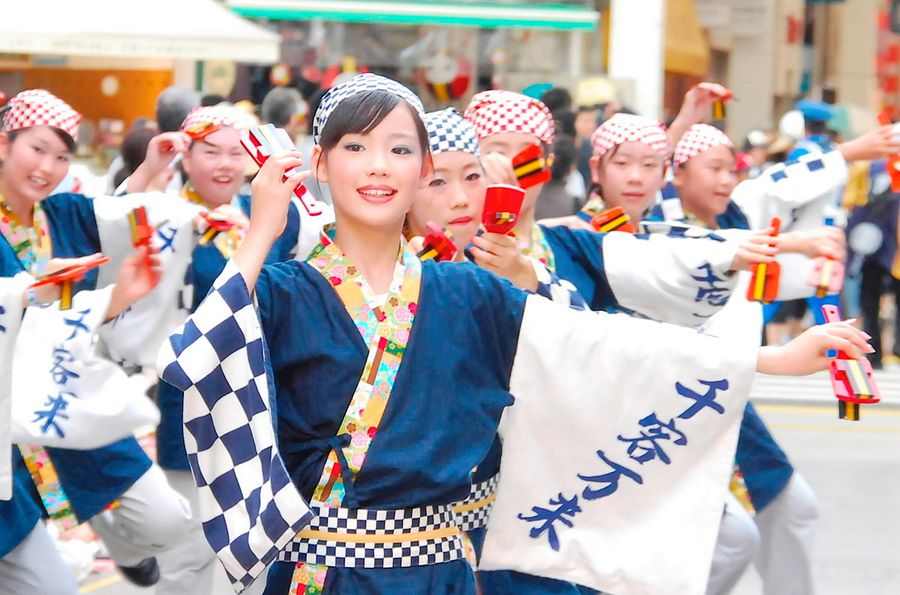 「花メダルが欲しくて、誰にも負けたくなかった」。帯屋町筋ジュニア隊で踊る小学生の中村里帆さん（２０１１年）