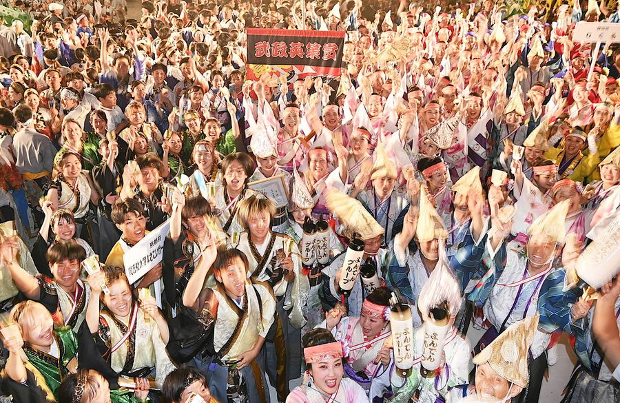 ７０回目のフィナーレ。踊り子たちが天に向け鳴子を打ち鳴らした（高知城会場＝森本敦士撮影）