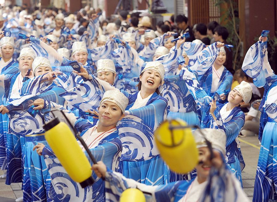 宿毛市から初出場の「よさこいチーム　濵兆」は参加費無料。約１５０人が踊りきった（１０日、はりまや橋競演場＝森本敦士撮影）