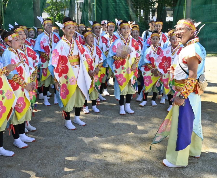 踊り子に気合を入れる村上俊二隊長＝右端（高知市追手筋２丁目の追手前高校）