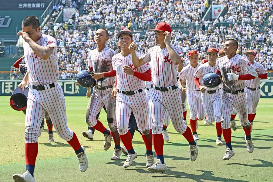 夏２勝はならず、アルプススタンドにあいさつして引き揚げる高知中央ナイン（甲子園＝佐藤邦昭撮影）